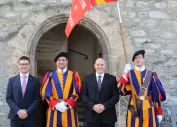 Die Schweizer Gardisten zu Besuch in Leuk-Stadt